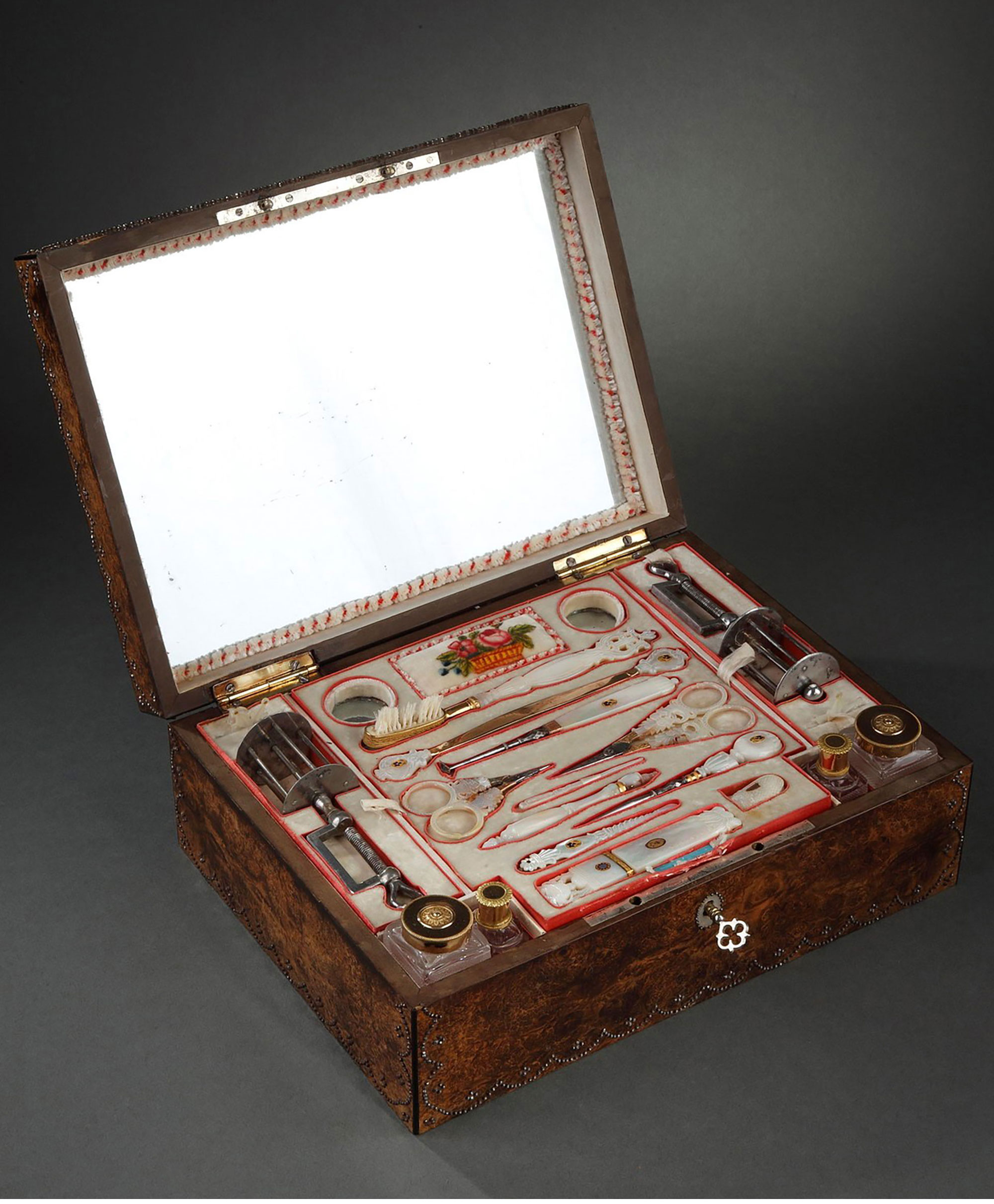 独角鹿西洋古董1820年代法国出品小爱神主题水彩画木质外盒母贝镶金雕花缝纫套件