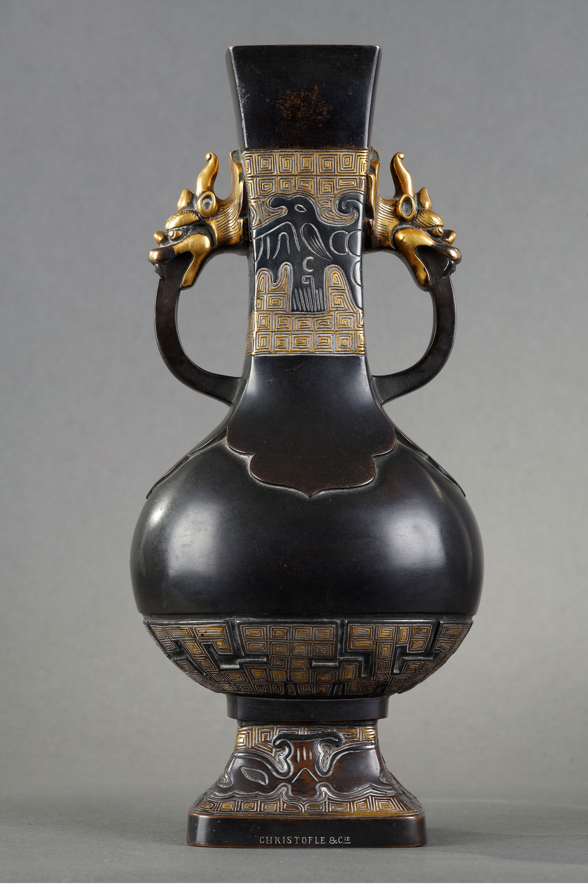 独角鹿西洋古董19世纪末法国签名出品东方风格精雕双龙首耳铜瓶摆件
