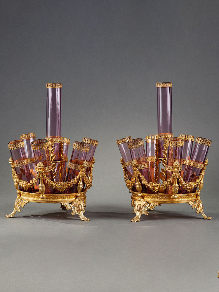 独角鹿西洋古董1880年代法国出品帝政风格铜鎏金雕饰“紫罗兰”主题玻璃花瓶摆件一对