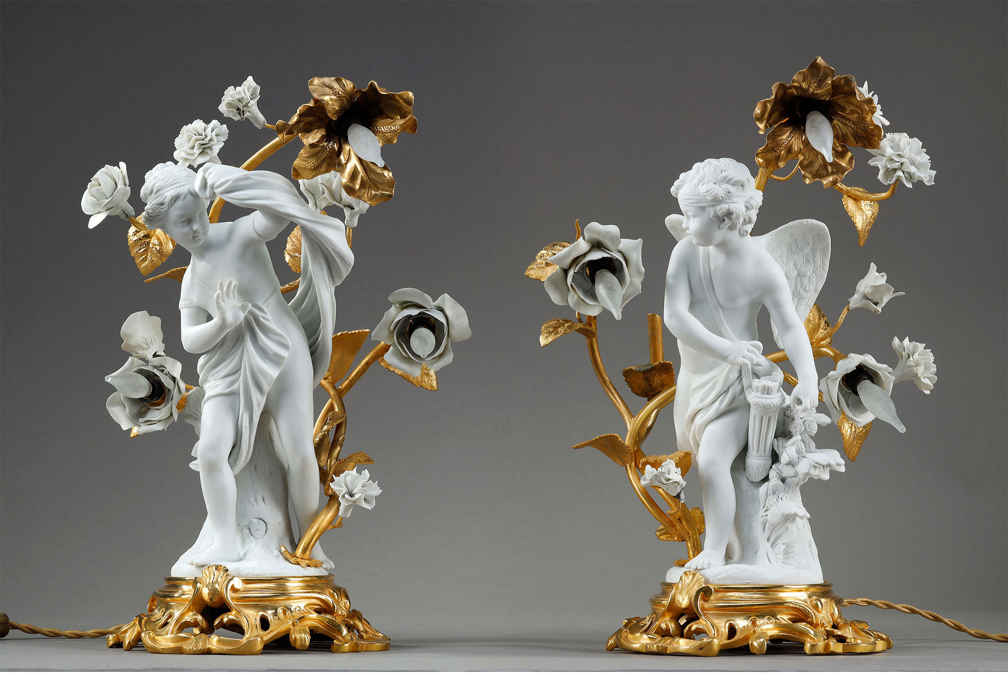 独角鹿西洋古董19世纪晚期法国出品古希腊「爱神厄洛斯与达芙妮」主题素胎瓷鎏金装饰台灯一对