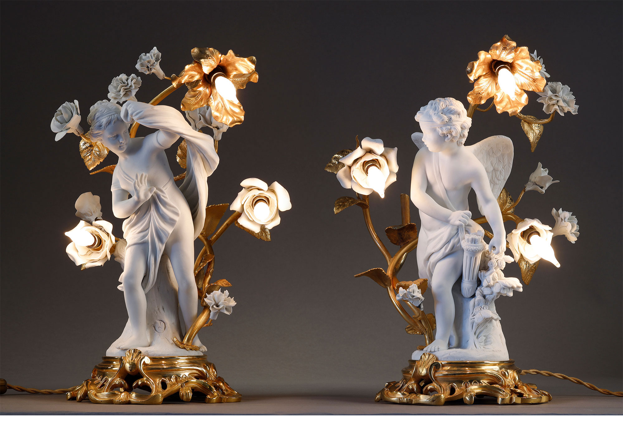 独角鹿西洋古董19世纪晚期法国出品古希腊「爱神厄洛斯与达芙妮」主题素胎瓷鎏金装饰台灯一对